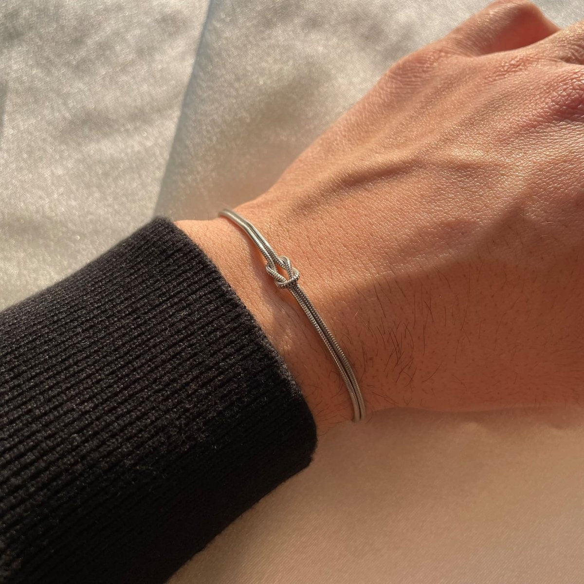 Seolna | Verfijnde Armband met Symbolische Liefdesknoop