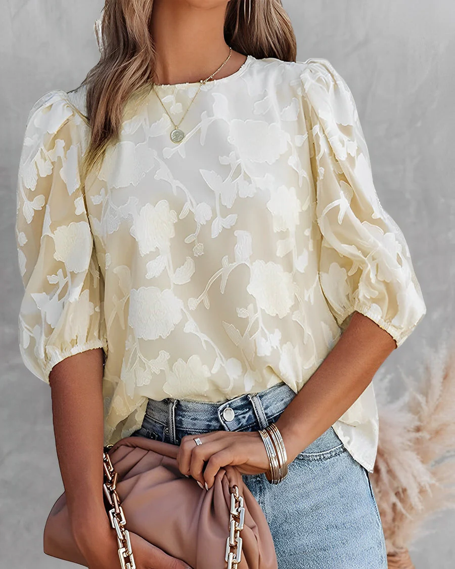 Kendra | blouse – een zomerse essential vol verfijnde details en vrouwelijke charme.