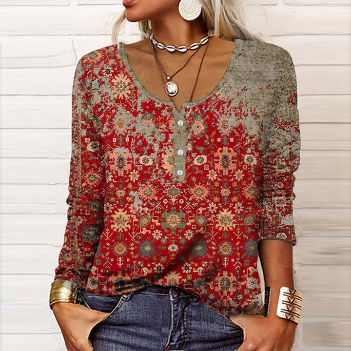 Emma | Emma is de blouse die jouw zomerstijl verrijkt met een vleugje vrije, vrouwelijke elegantie.