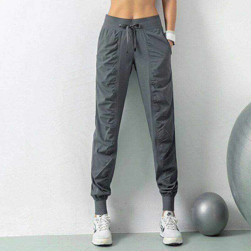 Nelly | Sportieve Broek met Relaxte Pasvorm en Elastische Details