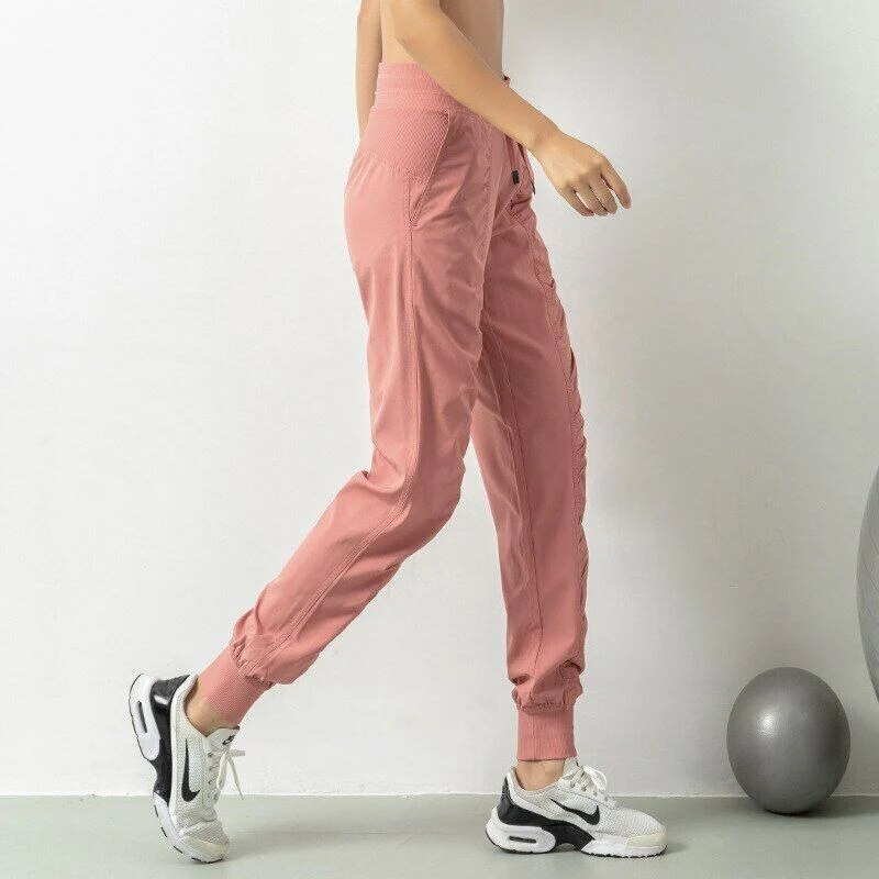 Nelly | Sportieve Broek met Relaxte Pasvorm en Elastische Details