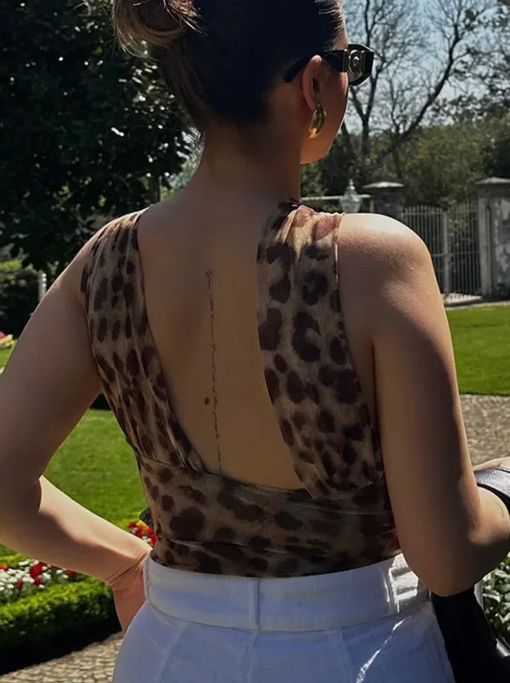 Jelena | Zomerse Top met Vrouwelijke Asymmetrie en Dierenprint