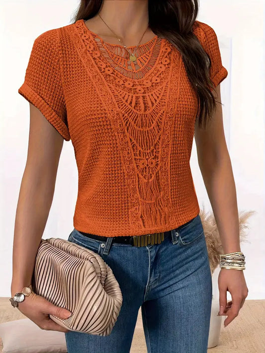 Ersta – Zomertop met Ronde Hals en Kanten Split voor een Frisse Look