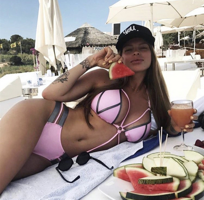 Brunéa | Zomerse Bikini met Luxe Bronze Glans