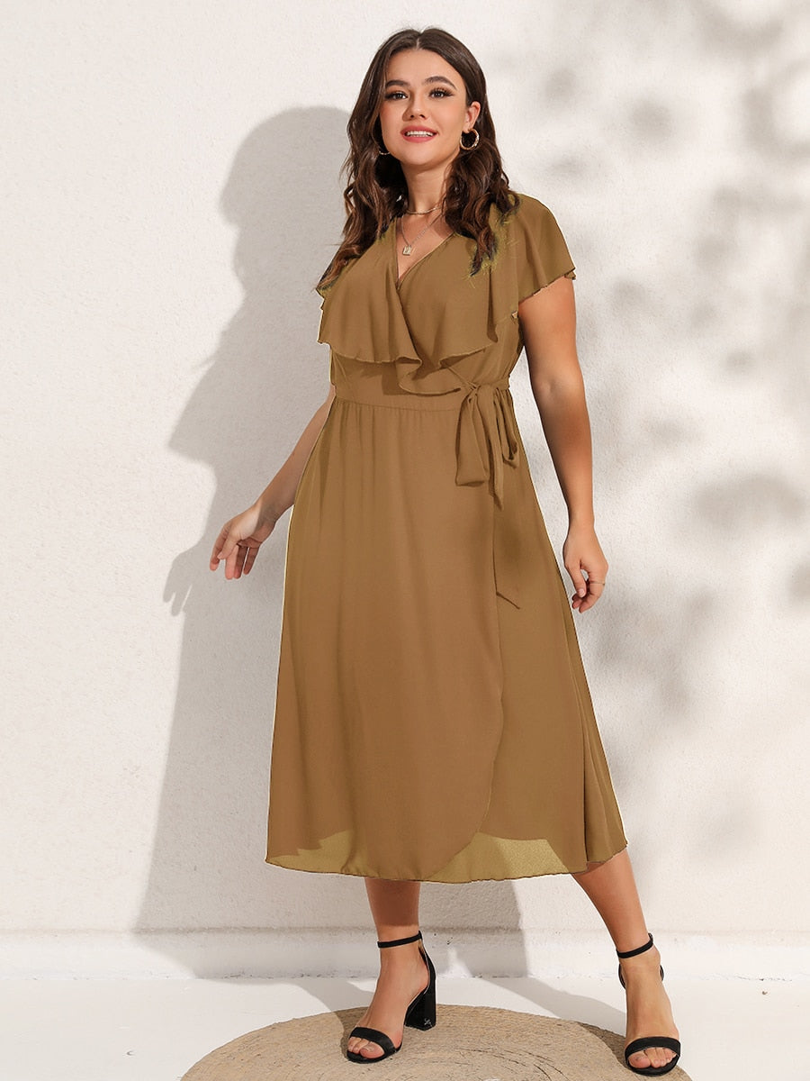 Elora | Plus Size Wikkeljurk met V-hals en Korte Mouwenen Wikkelaccent