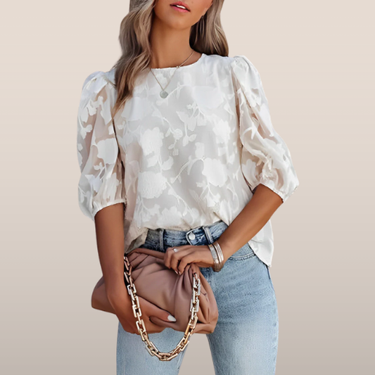 Kendra |  blouse – een zomerse essential vol verfijnde details en vrouwelijke charme.
