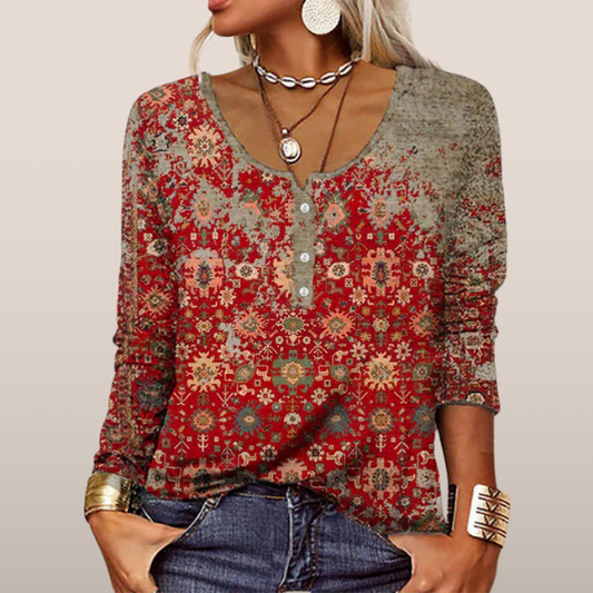 Emma | Emma is de blouse die jouw zomerstijl verrijkt met een vleugje vrije, vrouwelijke elegantie.